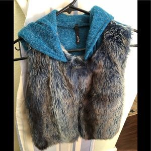 🔵Faux Fur Vest with hoody. 🔵Fashion Statement 🔵